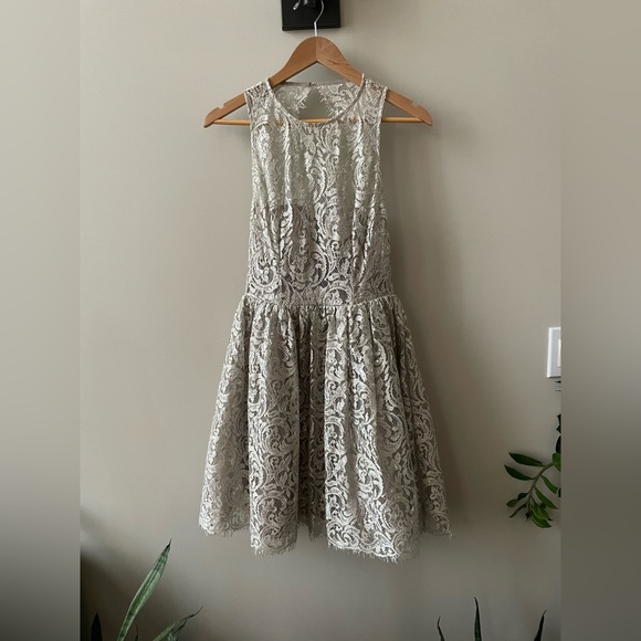 Le Chateau Champagne and Silver dress. Size 2 - Picture 1 of 9